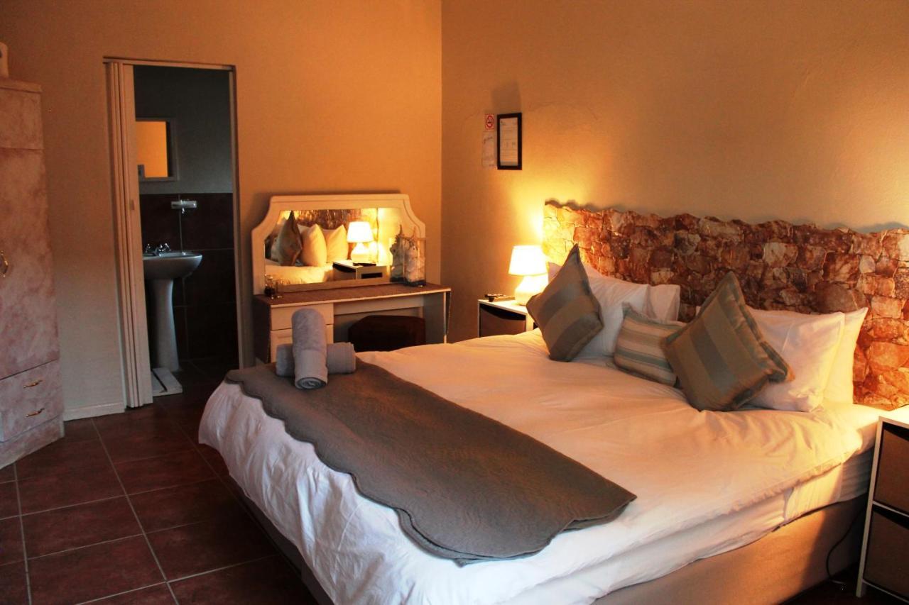 Potties Guesthouse De Aar Экстерьер фото